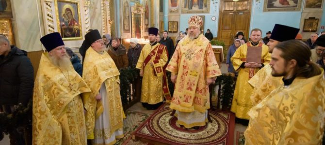 В новогоднюю ночь Высокопреосвященный Стефан совершил Божественную Литургию в Петро-Павловском соборе г.Гомеля
