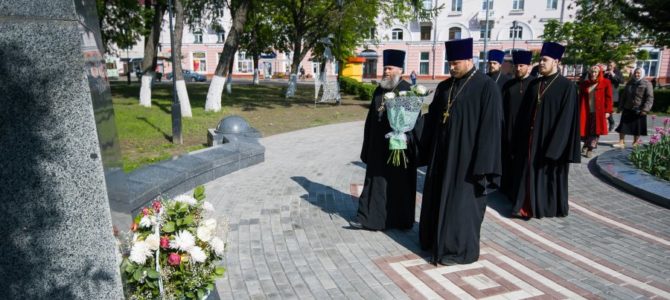 Духовенство собора возложили цветы к памятнику святителя Кирилла Туровского
