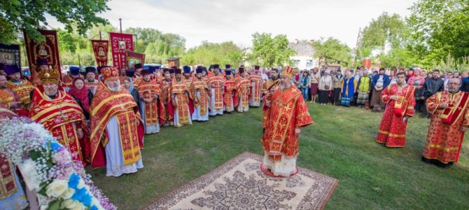 Крестный ход и Божественная литургия под открытым небом на территории бывшего Макарьевского монастыря