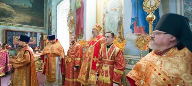 Божественная литургия в день памяти сщмч. Макария, митрополита Киевского