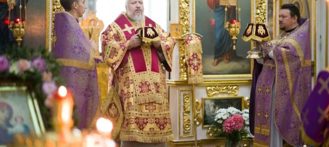 Божественная литургия в день Обре́тение мощей архидиакона Стефана