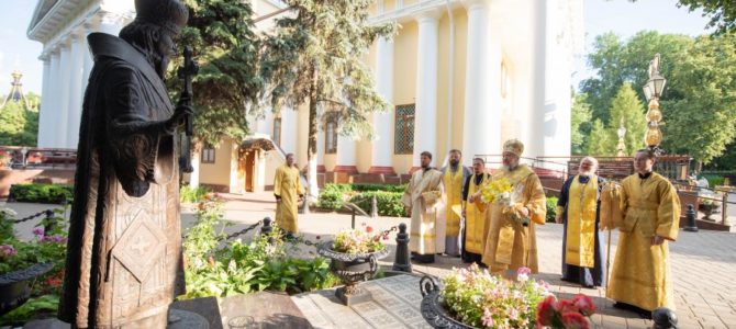 Уставные богослужения в канун дня памяти священномученика Митрофана архиепископа Астраханского
